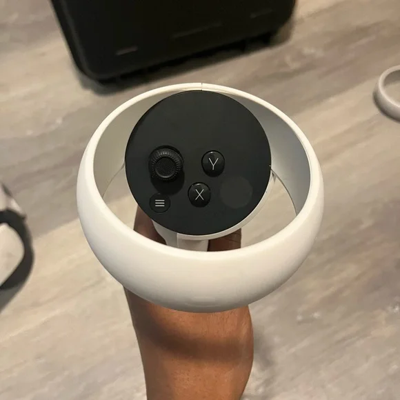 Meta OCU LUS VR Headset with Controllers and Protective Case